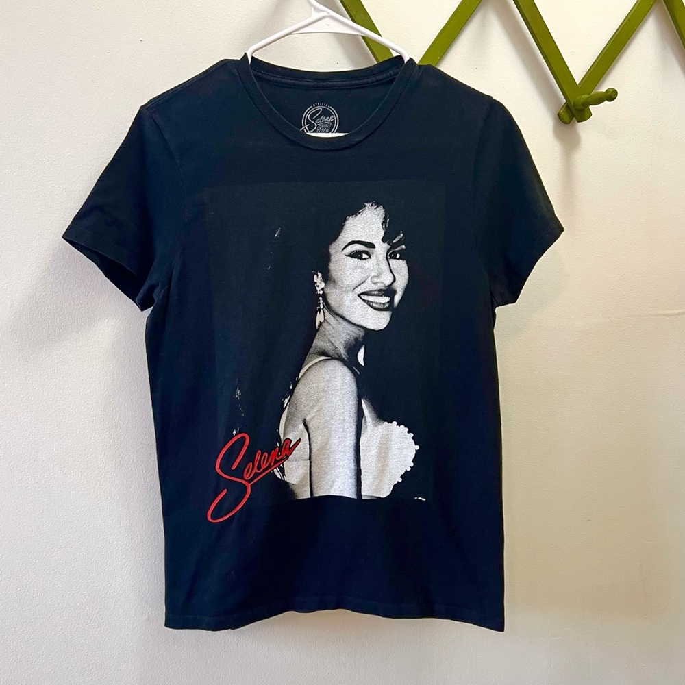 Selena 🌹 Black & White Portrait Tee - Picture 2 of 7